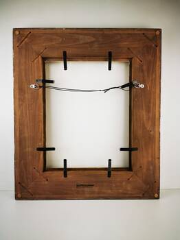 tył drewnianej ramy do obrazu na wymiar, z blaszkami sprężynującymi, korkowymi podkładkami i łączeniem na wpusty