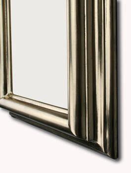 Zbliżenie rogu złotej ramy do obrazu, starannie wykończonej i polerowanej agatem