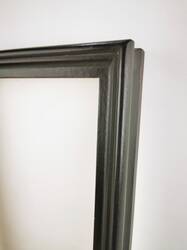  Szara rama do obrazu na wymiar z czerwonym podkładem widocznym w przetarciach