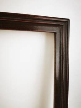 Rama do obrazu w odcieniu ciemnego brązu z delikatnymi przebarwieniami podkładu