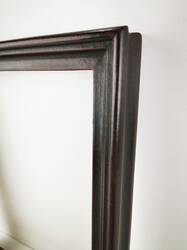 Czarna rama do obrazu na wymiar z czerwonym podkładem przebijającym w przetarciach