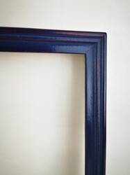 Rustykalna oprawa malarska w kolorze niebieskim z widocznymi warstwami farby