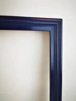 Rustykalna oprawa malarska w kolorze niebieskim z widocznymi warstwami farby