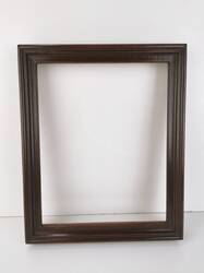 Ciemno-brązowa rama do obrazu z jaśniejszym brązem widocznym w przetarciach