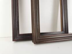Ramy do obrazów w kolorze czarnym i brązowym obok siebie, rustykalne wykończenie z przetarciami