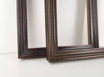 Ramy do obrazów w kolorze czarnym i brązowym obok siebie, rustykalne wykończenie z przetarciami