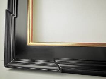 Detal dekoracyjnego flamandzkiego rogu ramy w wersji złota księżycowego 22-karatowego na czerwonej glince, prezentujący ręczne złocenie i delikatne przejścia tonalne, charakterystyczne dla techniki pozłacania na wodę.