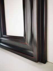 Czarna rama do obrazu z czerwonymi przetarciami