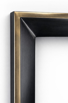 Fragment ramy – polerowane złoto księżycowe 22K na szarej glince w zestawieniu z czarną powierzchnią w satynowym macie.