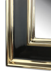 Zbliżenie detalu drewnianej ramy lustra złoconej 22K – elegancki element dekoracyjny.