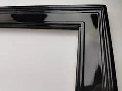 Detal narożnika eleganckiego lustra dekoracyjnego w czarnej ramie
