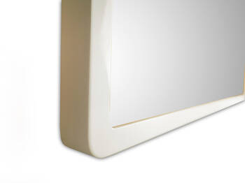 Close-up of a white mirror frame, rounded corner, 22 mm moulding profile, high-gloss finish