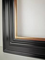 Detal pozłacanej ramy do obrazu z wyniesioną krawędzią i klasycznym profilem