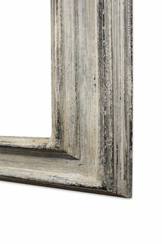 Ręcznie srebrzona powierzchnia z widocznymi przejściami tonalnymi – od chłodnego srebra po delikatne przyciemnienia patyny. Każda rama posiada indywidualny, niepowtarzalny charakter.