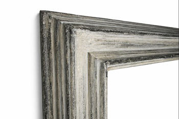 Precyzyjnie spasowany narożnik ramy łączonej na drewniane wpusty przed wykończeniem. Ręczne srebrzenie i patynowanie obejmuje również naroża, zapewniając spójny i estetyczny efekt.