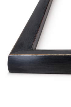 Detal listwy ramy do obrazu – dwutonowa czerń malowana pędzlem i subtelna złocona linia (22K)