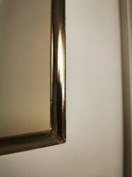 Detal szerokiej białej ramy lustra ze złoconym brzegiem 22K – wykończenie satynowy mat.