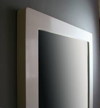 Rounded top corner of a white frame, smooth satin finish, 40 mm moulding depth visible
