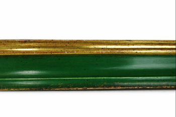 Makro ujęcie faktury ramy wykończonej politurą i woskiem, ze złotem 23 K