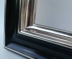 Czarna rama lustra polichromowana palladem