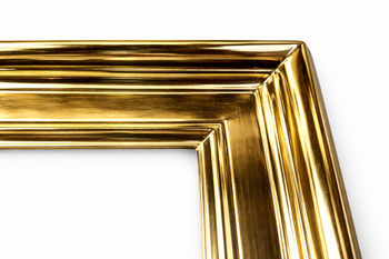 Zbliżenie złotej ramy do obrazu 23K na czerwonej glince – detal powierzchni.