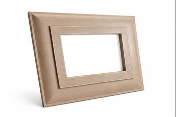 Rama drewniana w jasnym kawowym kolorze, subtelne postarzenie powierzchni