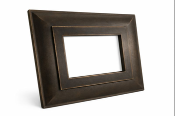 Rama drewniana w brunatnoszarym kolorze, subtelne przetarcia