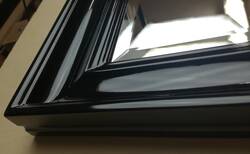 Lustro w klasycznej czarnej ramie z fazowanymi krawędziami 