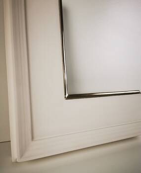 Corner detail of the Casina 12 picture frame showing the wide 120 mm profile and satin white finish.