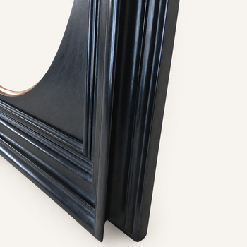 Black round frame with a tondo gilded in 22-karat moon gold