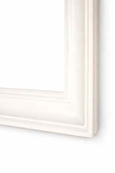 Zbliżenie narożnika ramy drewnianej w kolorze białym kredowym złamanym, ręcznie szlifowana i wykończona woskiem