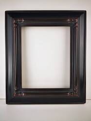 Czarna rama z rzeźbionymi rogami – widok ogólny na wprost, oprawa dzieła sztuki