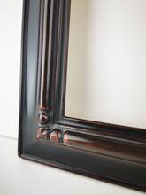 Czarna rama z rzeźbionymi rogami i postarzeniem