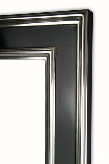 Czarna rama do obrazu pozłacana białym złotem.