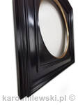 Close-up of the handcrafted round frame with tondo – black painted surface and gilded edge