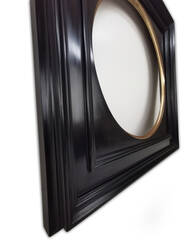 Close-up of the handcrafted round frame with tondo – black painted surface and gilded edge