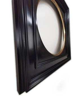 Close-up of the handcrafted round frame with tondo – black painted surface and gilded edge
