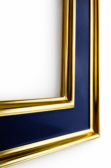 lustro w niebiesko-złotej ramie Nero Glam 23K – detal złoconej ramy glamour z litego drewna