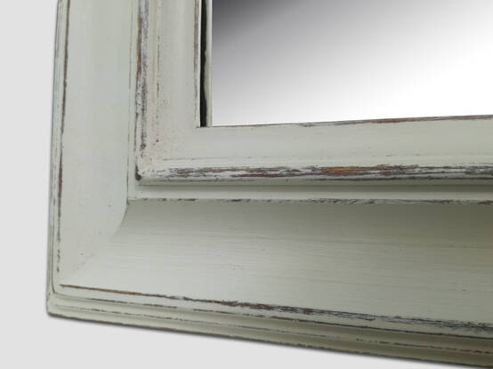 Lustro w białej ramie