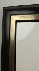 Rama do obrazu pływająca z przykładowym sposobem montażu blejtramu wewnątrz ramy.